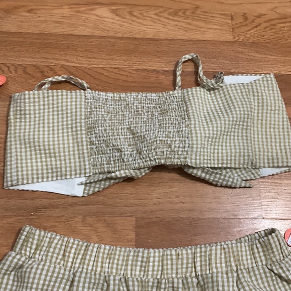Beautiful crop top & short with white and beige plaid. Linen on the inside short - Picture 2 of 4